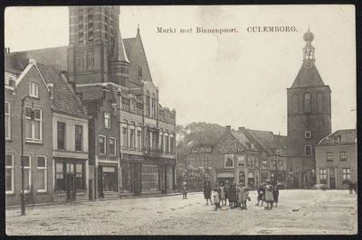 2428 Markt met zicht op links de RK Barbarakerk en rechts de Binnenpoort.