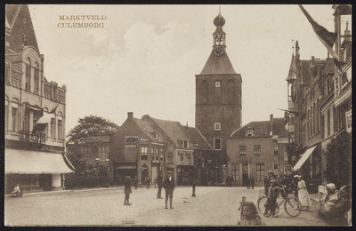 2430 Markt met zicht op de Binnenpoort met rechts het kenmerkende pand ontworpen door architect Ausems.