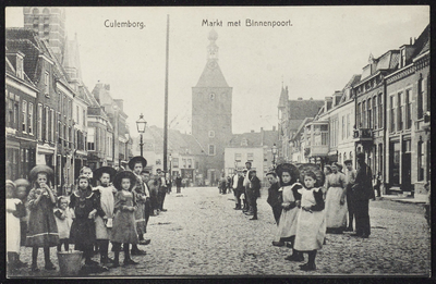 2435 Markt met zicht op de Binnenpoort met links deel van de toren van de RK Barbarakerk.