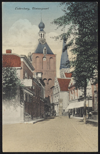 2487 Zicht vanaf de Varkensmarkt naar de Binnenpoort. De Binnenpoort of Lanxmeerpoort uit 1318 is de enig overgebleven ...