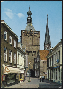 2490 Zicht vanaf de Varkensmarkt naar de Binnenpoort. De Binnenpoort of Lanxmeerpoort uit 1318 is de enig overgebleven ...