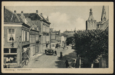 2498 Zicht vanaf de Varkensmarkt naar de Binnenpoort. Naast de Binnenpoort de toren van de RK Barbarakerk.Links de ...