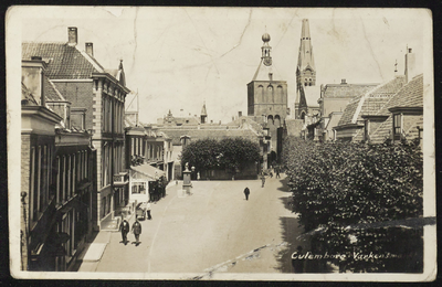 2503 Zicht vanaf de Varkensmarkt naar de Binnenpoort. Naast de Binnenpoort de toren van de RK Barbarakerk. Links C