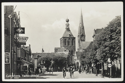 2504 Zicht vanaf de Varkensmarkt naar de Binnenpoort. Naast de Binnenpoort de toren van de RK Barbarakerk.