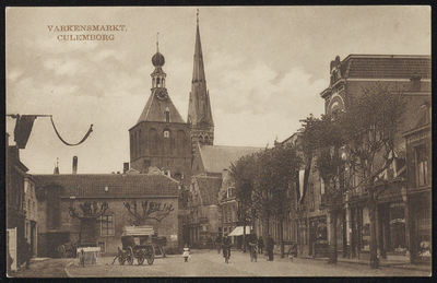2514 Zicht vanaf de Varkensmarkt naar de Binnenpoort. Naast de Binnenpoort de toren van de RK Barbarakerk.