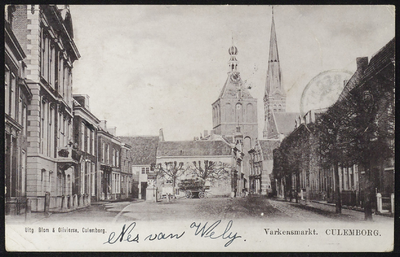 2516 Zicht vanaf de Varkensmarkt naar de Binnenpoort. Naast de Binnenpoort de toren van de RK Barbarakerk. Rechts de ...