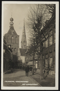 2522 Zicht vanaf de Varkensmarkt naar de Binnenpoort. Naast de Binnenpoort de toren van de RK Barbarakerk.