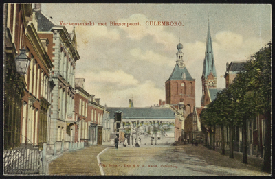 2524 Zicht vanaf de Varkensmarkt naar de Binnenpoort. Naast de Binnenpoort de toren van de RK Barbarakerk.