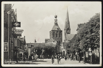 2525 Zicht vanaf de Varkensmarkt naar de Binnenpoort. Naast de Binnenpoort de toren van de RK Barbarakerk.