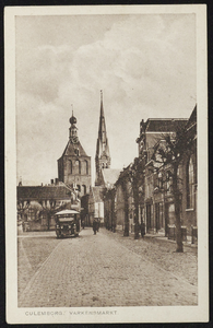 2527 Zicht vanaf de Varkensmarkt naar de Binnenpoort. Naast de Binnenpoort de toren van de RK Barbarakerk.