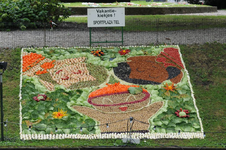 1015 Mozaiëken Fruitcorso 2013. Mozaiek met als titel Vakantie-kiekjes, gemaakt en gesponsord door Sportplaza Tiel