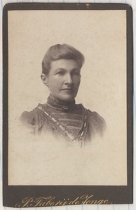 1025 Een portretfoto van Gerdina Maria van Alphen. Gerdina Maria van Alphen, geboren te Tiel op 20-01-1867, overleden ...