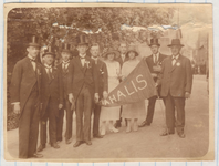 1032 Een groepsfoto met rechts badmeester Jan van der Helden (Heerewaarden 20-04-1865/Tiel 05-12-1925) met het bestuur ...