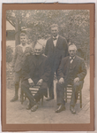 1034 Een portretfoto van de vier generaties Van der Helden. Zittend links: Fier van der Helden (van beroep zalmvisser) ...