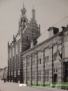 123 Foto van het stadhuis op de Markt in Culemborg. Het pand is in 1534 gebouwd. Dat gebeurde in opdracht van ...