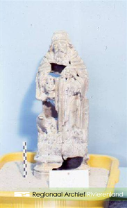 160 Een pijpaardenbeeldje dat voorstelt Sint Antonius Abt. In de winter van 1994 is dit beeldje gevonden tijdens een ...