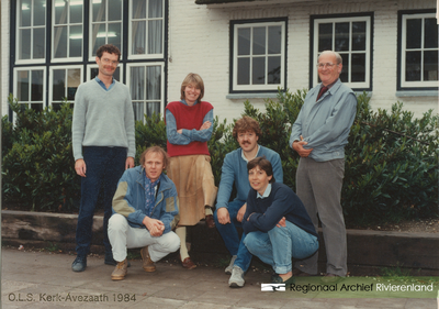 165 Foto van de Openbare Lagere School 'De Daverhof' in Kerk-Avezaath (gem. Buren). De onderwijzers in 1984, rechts de ...