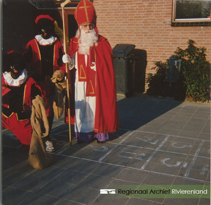 166 Foto van de Openbare Lagere School 'De Daverhof' in Kerk-Avezaath (gem. Buren). Bezoek van Sint-Nicolaas en Zwarte Piet