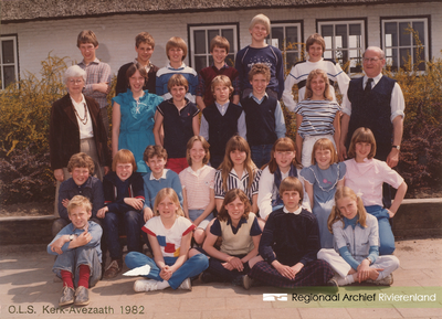171 Foto van de Openbare Lagere School 'De Daverhof' in Kerk-Avezaath (gem. Buren). Een klassenfoto met de onderwijzers ...