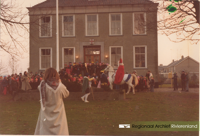 185 Foto van de Openbare Lagere School 'De Daverhof' in Kerk-Avezaath (gem. Buren). Bezoek van Sint-Nicolaas aan ...