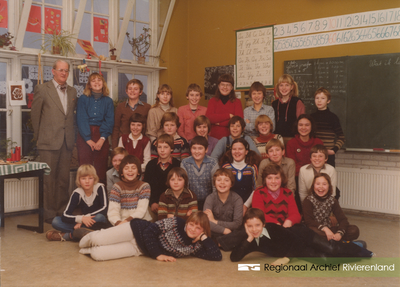 188 Foto van de Openbare Lagere School 'De Daverhof' in Kerk-Avezaath (gem. Buren). Een klassenfoto met: ...