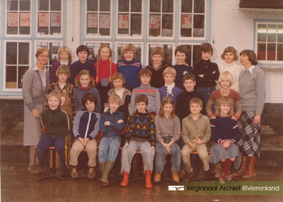201 Foto van de Openbare Lagere School 'De Daverhof' in Kerk-Avezaath (gem. Buren). Een klassenfoto, onderwijzeressen ...