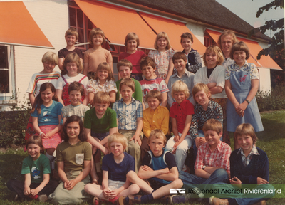 204 Foto van de Openbare Lagere School 'De Daverhof' in Kerk-Avezaath (gem. Buren). Een klassenfoto, onderwijzer met ...