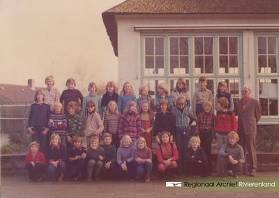 209 Foto van de Openbare Lagere School 'De Daverhof' in Kerk-Avezaath (gem. Buren). Klassenfoto, hoofdonderwijzer ...
