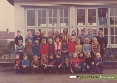 211 Foto van de Openbare Lagere School 'De Daverhof' in Kerk-Avezaath (gem. Buren). Klassenfoto, onderwijzer met zijn ...