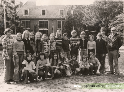 213 Foto van de Openbare Lagere School 'De Daverhof' in Kerk-Avezaath (gem. Buren) van een afsluitend schoolreisje voor ...