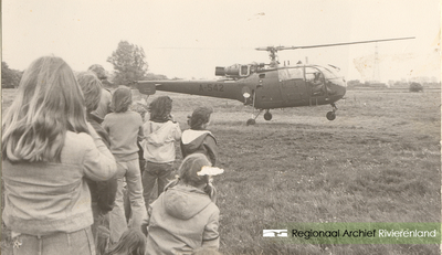 217 Foto van de Openbare Lagere School 'De Daverhof' in Kerk-Avezaath (gem. Buren). Een helikopter land in een weiland ...