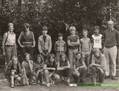 221 Foto van de Openbare Lagere School 'De Daverhof' in Kerk-Avezaath (gem. Buren). Klassenfoto, uitstapje in de zomer ...