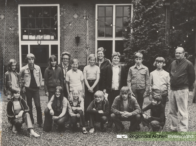 222 Foto van de Openbare Lagere School 'De Daverhof' in Kerk-Avezaath (gem. Buren). Reünie met onderwijzers en ...