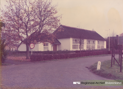 227 Foto van de Openbare Lagere School 'De Daverhof' in Kerk-Avezaath (gem. Buren). De school aan de voorzijde