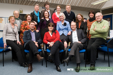 288 Groepsfoto van de medewerkers van het Regionaal Archief Rivierenland. 1e rij (achter): Carla le Poole, Kevin van ...