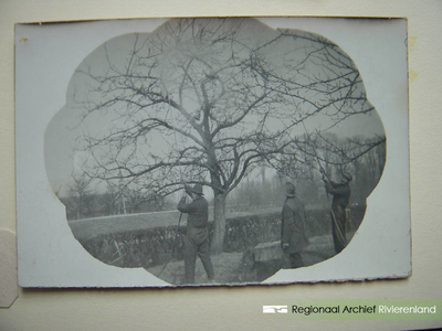369 Foto's van agenda/dagboek H.M. de Kruijf, landbouwer in Buren. Bevat drie bijgesloten foto's