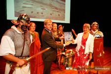 Presentatie van het boek 'Een Bataafse gemeenschap in de wereld van het Romeinse rijk' in de Agnietenhof in Tiel. Twee ...