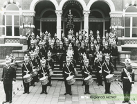 44 De formatie van de Koninklijke Tielse Vrijwillige Muziekvereniging (KTVM) voor het Gerechtsgebouw
