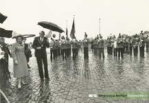 46 Burgemeester Pop en de inwoners van Tiel ontvangen Koningin Beatrix voor de opening van het gemaal. Op de ...