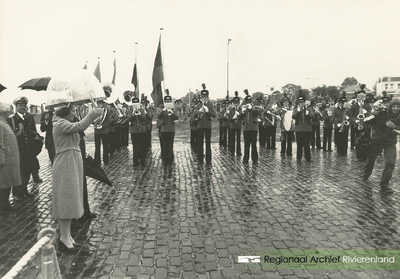 47 Burgemeester Pop en de inwoners van Tiel ontvangen Koningin Beatrix voor de opening van het gemaal. Op de ...