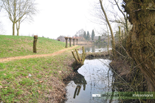 Vloedheuvel in Bruchem en Kerkwijk. Foto gebruikt voor het lespakket Water/Land. Hierin wordt aandacht besteed aan de ...