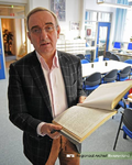 Portretfoto van schrijver Chris van Estrik bezig met een onderzoek in het archief voor een boek over de jaren ...