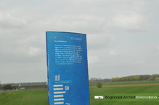 676 Dijkbord in Maasbommel. Foto gebruikt voor het lespakket Water/Land. Hierin wordt aandacht besteed aan de manier ...