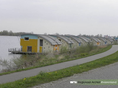 678 Drijvende villa's in Maasbommel. Foto gebruikt voor het lespakket Water/Land. Hierin wordt aandacht besteed aan de ...