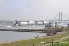 Flexibele waterkering in Zaltbommel. Foto gebruikt voor het lespakket Water/Land. Hierin wordt aandacht besteed aan de ...