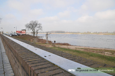  Flexibele waterkering in Zaltbommel. Foto gebruikt voor het lespakket Water/Land. Hierin wordt aandacht besteed aan de ...