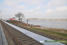 Flexibele waterkering in Zaltbommel. Foto gebruikt voor het lespakket Water/Land. Hierin wordt aandacht besteed aan de ...