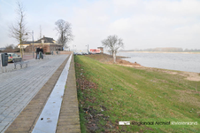Flexibele waterkering in Zaltbommel. Foto gebruikt voor het lespakket Water/Land. Hierin wordt aandacht besteed aan de ...