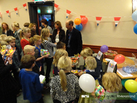 Medewerkers en leerlingen van basisschool De Wegwijzer in Asch organiseerden een suprise receptie voor Jan-Henk ...