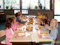 915 In het kader van het 'Nationaal Schoolontbijt' kwamen alle kinderen en leerkrachten van de Prins Clausschool in ...